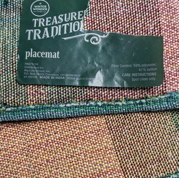 Christmas seasonal designed set of 4 placemats & 1 matching table runner E-2 - Picture 7 of 9